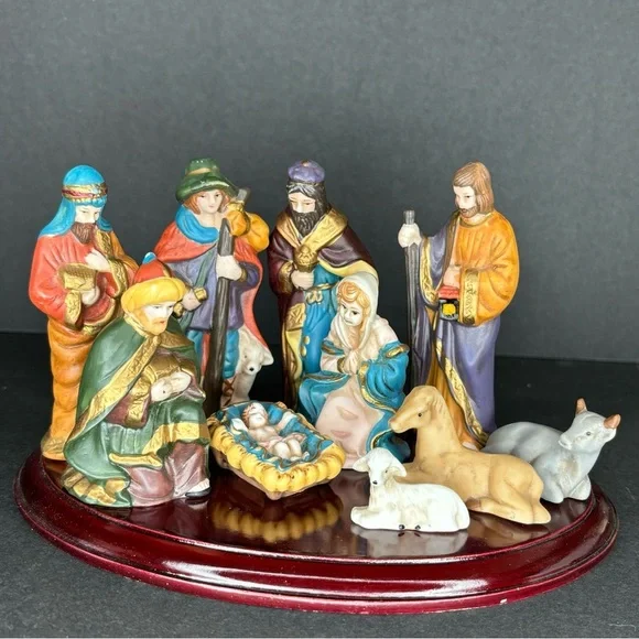 Scott's Porcelain 11 piece Nativity Christmas set with wood base. - Picture 2 of 16